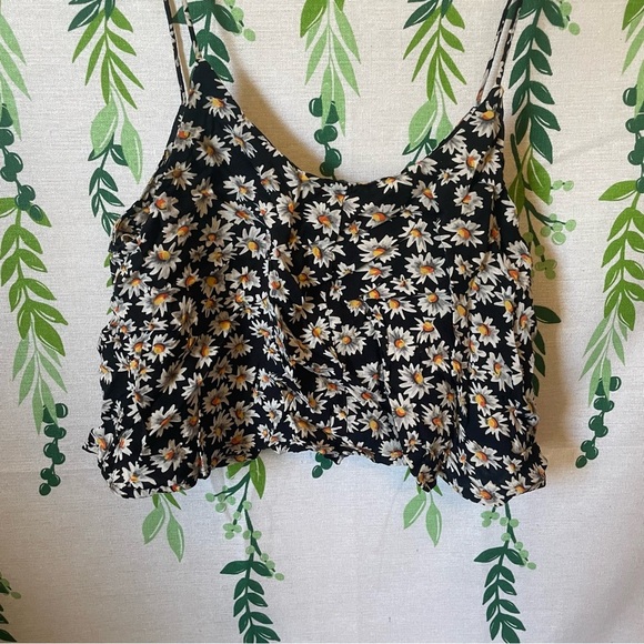 Brandy Melville Flower Short Shirt C2 - Picture 4 of 5
